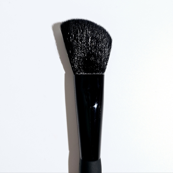 Sara Adams Cosmetiques Angled Sculpting Blush Brush #16 - Picture 4 of 6